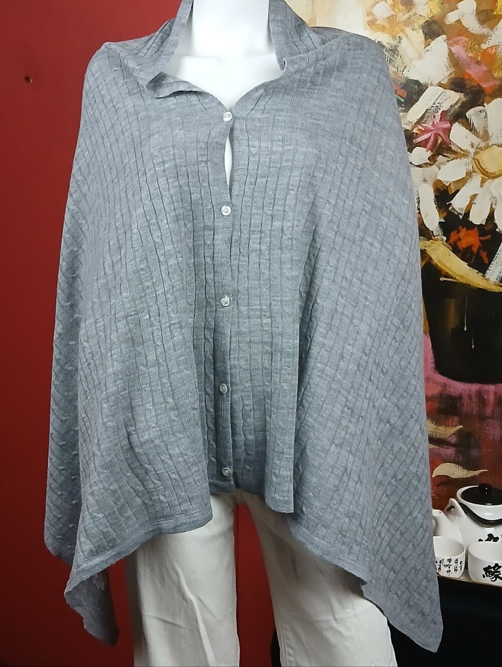 Wome 's Grey Button-Up Knit Shaw